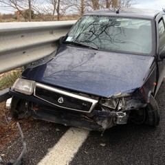 Auto contro guard-rail sulla statale 16 bis a Trani