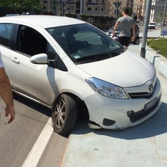 Auto contro la rotatoria di via Istria