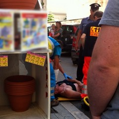 Un uomo a terra in via Dalmazia