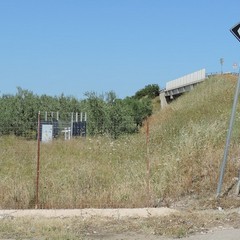 Metanodotto tra le sterpaglie secche