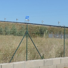 Metanodotto tra le sterpaglie secche