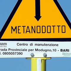 Metanodotto tra le sterpaglie secche