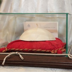A Santa Chiara esposto lo zucchetto di Wojtyla