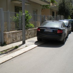 Parcheggio selvaggio in via Bonomo