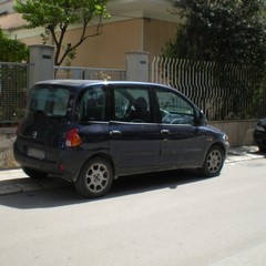 Parcheggio selvaggio in via Bonomo