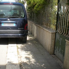 Parcheggio selvaggio in via Bonomo