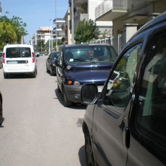 Parcheggio selvaggio in via Bonomo