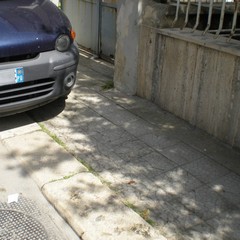 Parcheggio selvaggio in via Bonomo