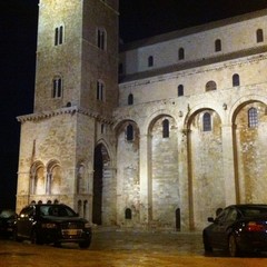 Parcheggio selvaggio nell'area pedonale della Cattedrale