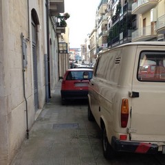 Parcheggio selvaggio in via De Cuneo