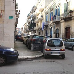 Parcheggio selvaggio in via De Cuneo