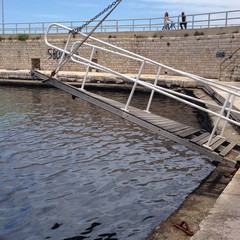 Chiazza di petrolio nel porto di Trani