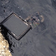 Chiazza di petrolio nel porto di Trani
