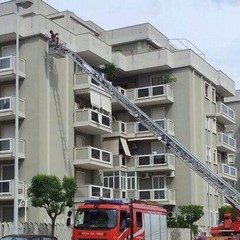 Cadono calcinacci in Via Falcone