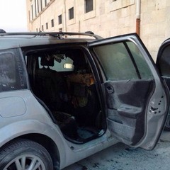 Auto in fiamme in piazza Re Manfredi