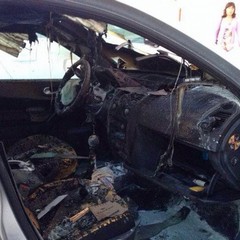 Auto in fiamme in piazza Re Manfredi