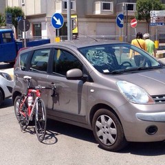 Bici contro auto, incidente in via Falcone
