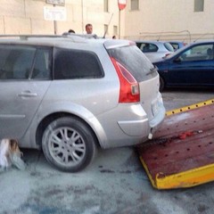 Auto in fiamme in piazza Re Manfredi