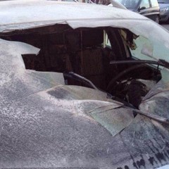 Auto in fiamme in piazza Re Manfredi