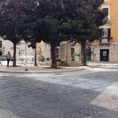 Rimossi i dissuasori in ghisa da piazza della Libertà