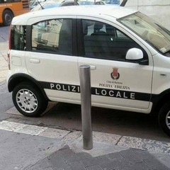 Auto della Polizia Locale di Barletta parcheggiata a Trani