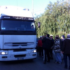 Blocco autotrasportatori in via Barletta