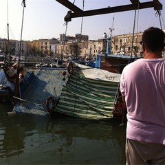 Il recupero del peschereccio Carmela Madre nel porto di Trani