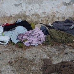 Rifiuti e degrado fra i binari della stazione di Trani