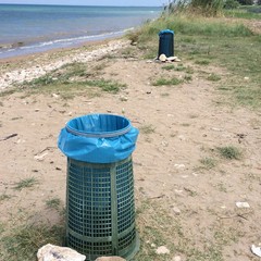 Rifiuti e bustoni Amiu scaricati a Boccadoro