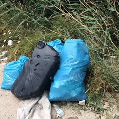 Rifiuti e bustoni Amiu scaricati a Boccadoro