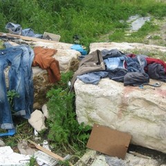 Rifiuti abbandonati per strada a Trani: le foto raccolte dall'associazione Leidaa