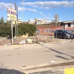 Rifiuti abbandonati dopo il mercato settimanale di Trani