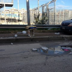 Rifiuti abbandonati dopo il mercato settimanale di Trani