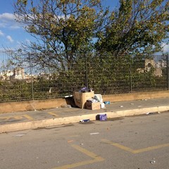 Rifiuti abbandonati dopo il mercato settimanale di Trani