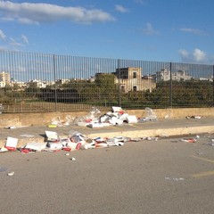 Rifiuti abbandonati dopo il mercato settimanale di Trani