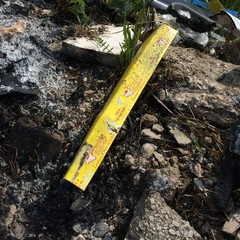 Rifiuti scaricati e incendiati a Boccadoro