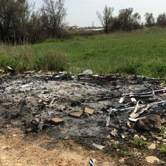 Rifiuti scaricati e incendiati a Boccadoro