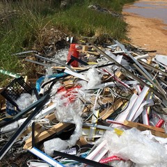 Rifiuti scaricati e incendiati a Boccadoro
