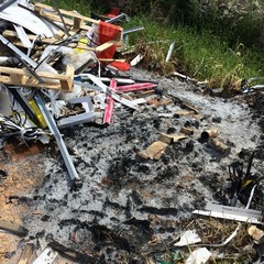 Rifiuti scaricati e incendiati a Boccadoro