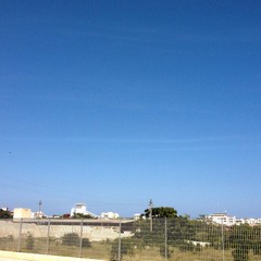 Scie di condensa nei cieli di Trani