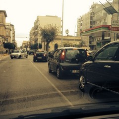 Lunghe code ai benzinai di Trani