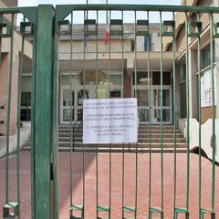 La scuola Bovio-Palumbo chiusa per atti vandalici