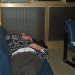 Un uomo dorme in un corridoio dell'ospedale di Trani