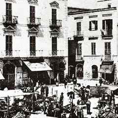 Piazza Longobardi già dotata di colonne in ghisa per l'illuminazione pubblica (1910-12)