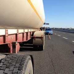 Tir bloccato sulla statale 16 bis a Trani