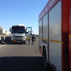 Tir bloccato sulla statale 16 bis a Trani