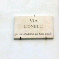 Una targa in via Lionelli