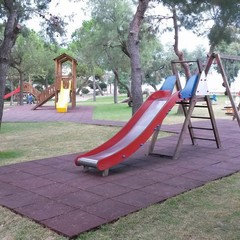Mattonelle di gomma nel parco giochi della Villa comunale