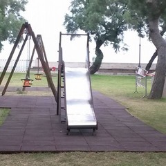 Mattonelle di gomma nel parco giochi della Villa comunale