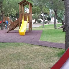 Mattonelle di gomma nel parco giochi della Villa comunale